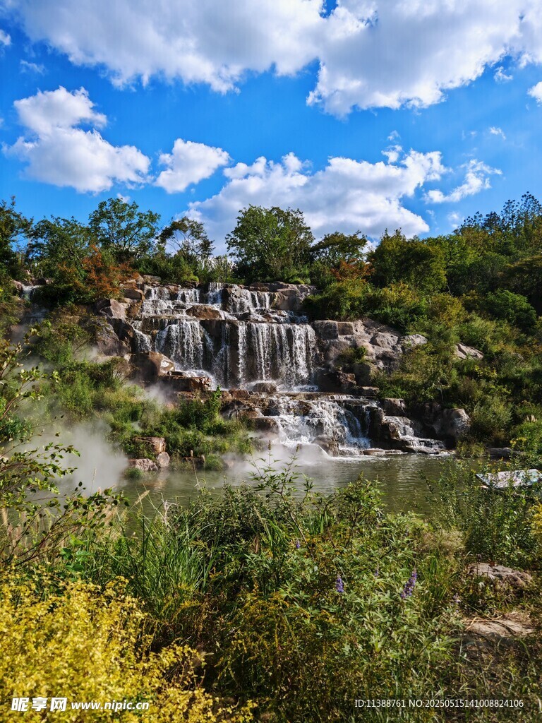 山間瀑布與蔥郁植被景觀