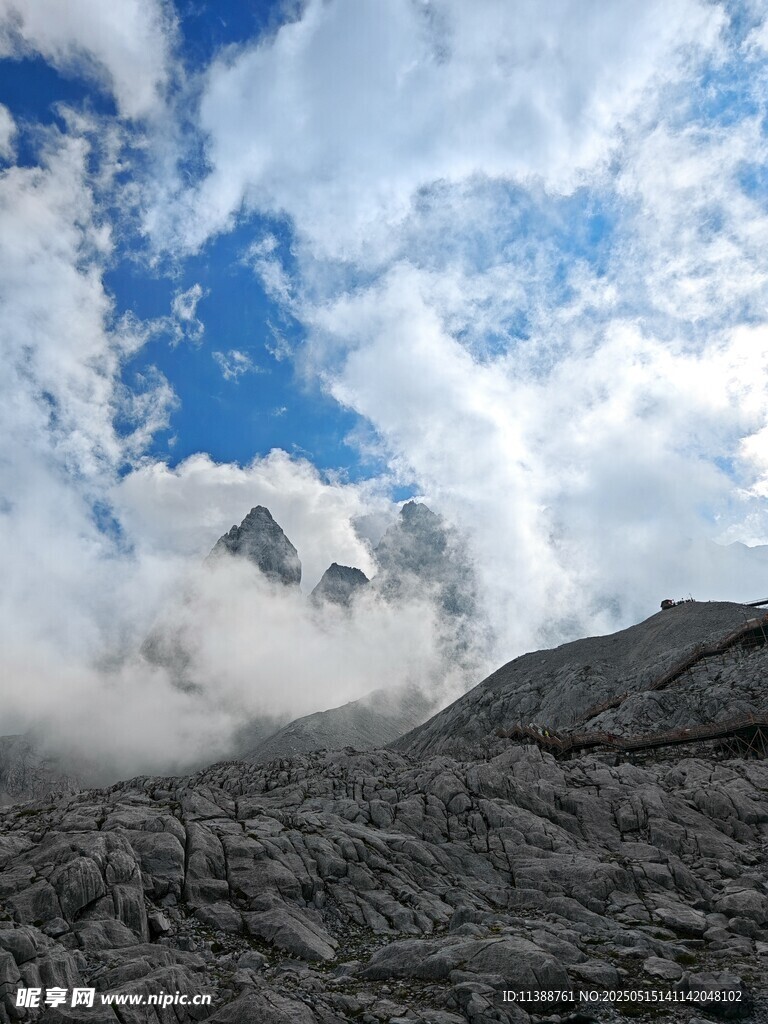 云霧繚繞的壯麗山峰