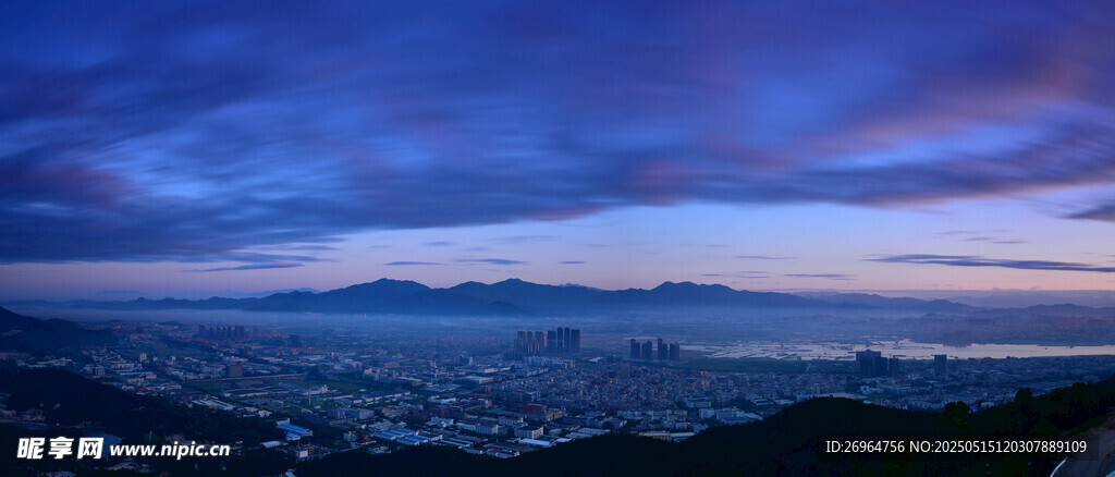 壯麗天空下的山巒美景