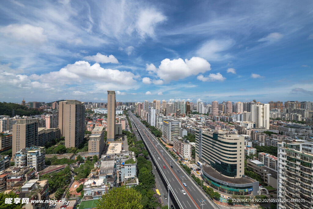 城市天際線與寬闊道路景觀