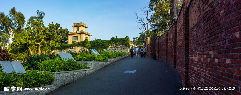 紅墻旁的園林景致