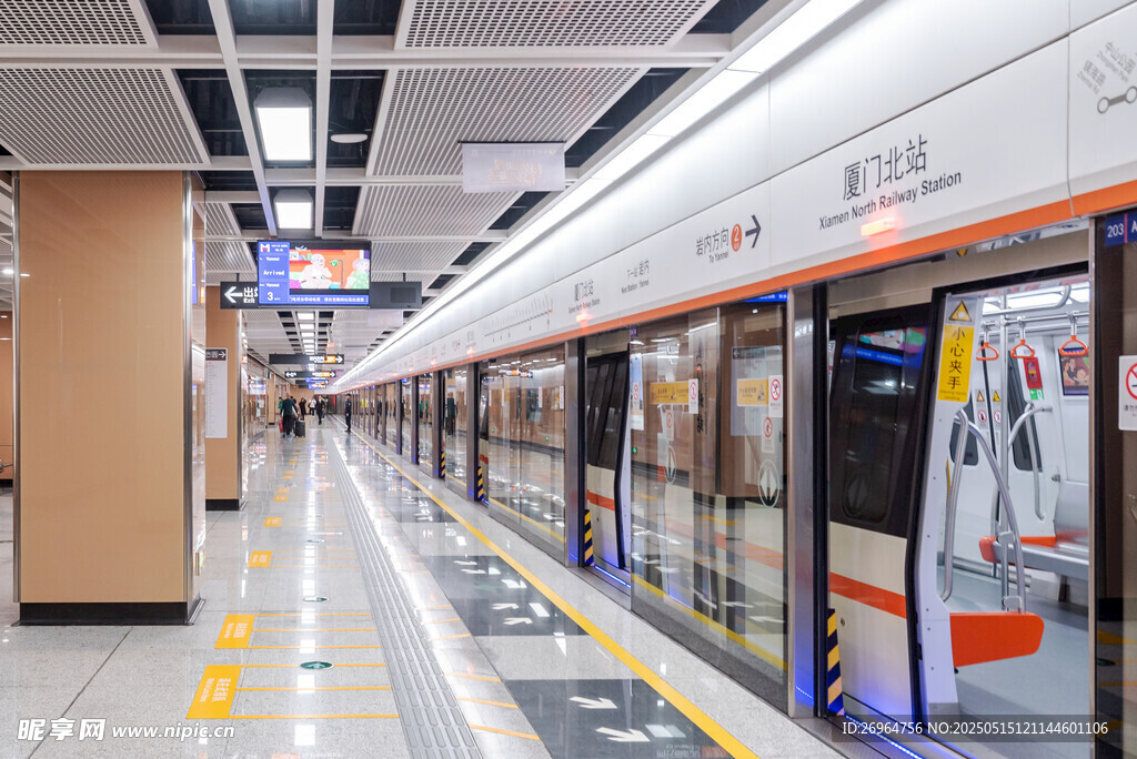 地鐵車廂內景與站臺畫面