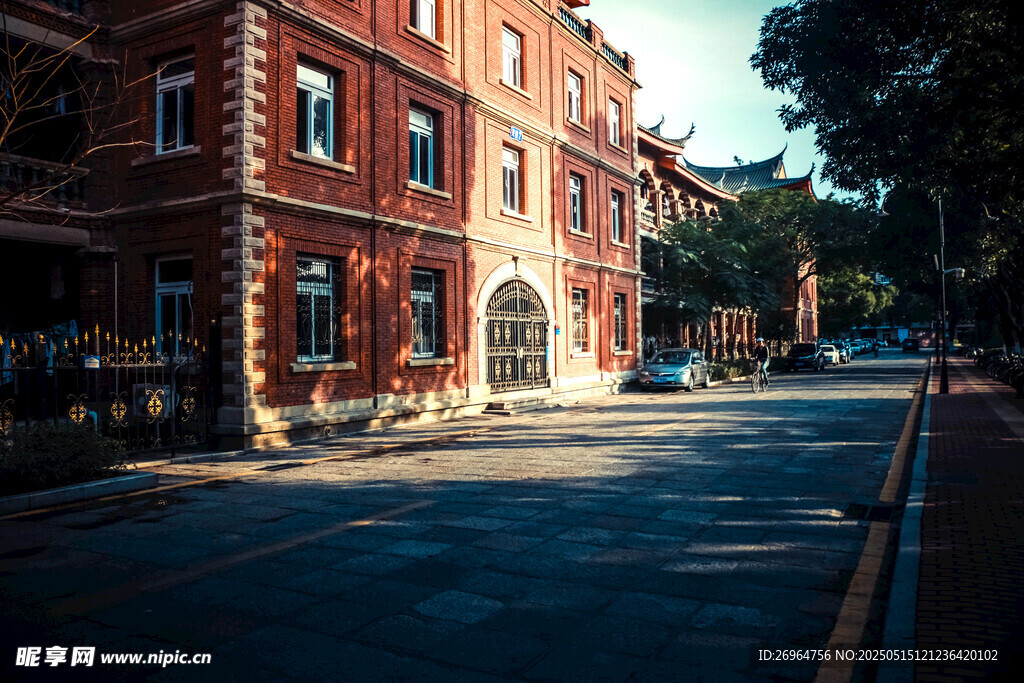 紅磚建筑前的寧靜街道