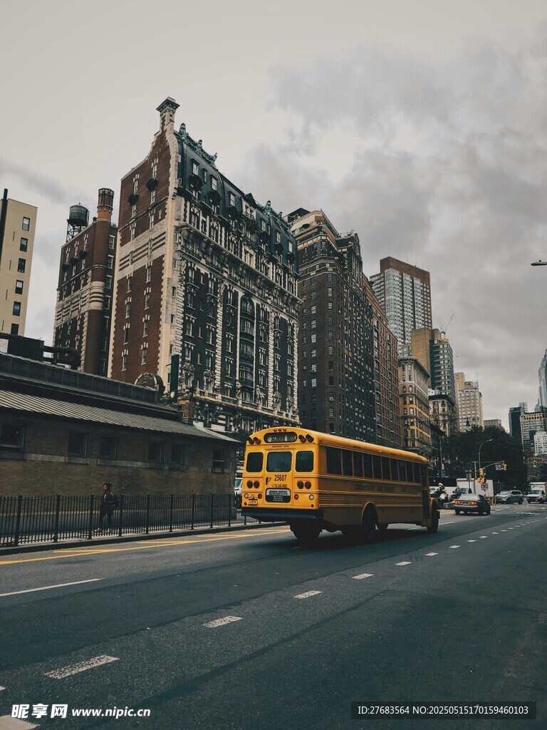 城市街道上的黃色校車(chē)