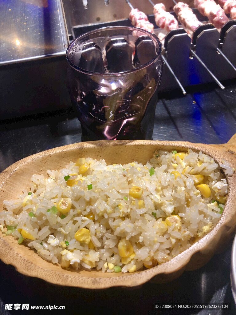 海鮮炒飯與烤串美食組合