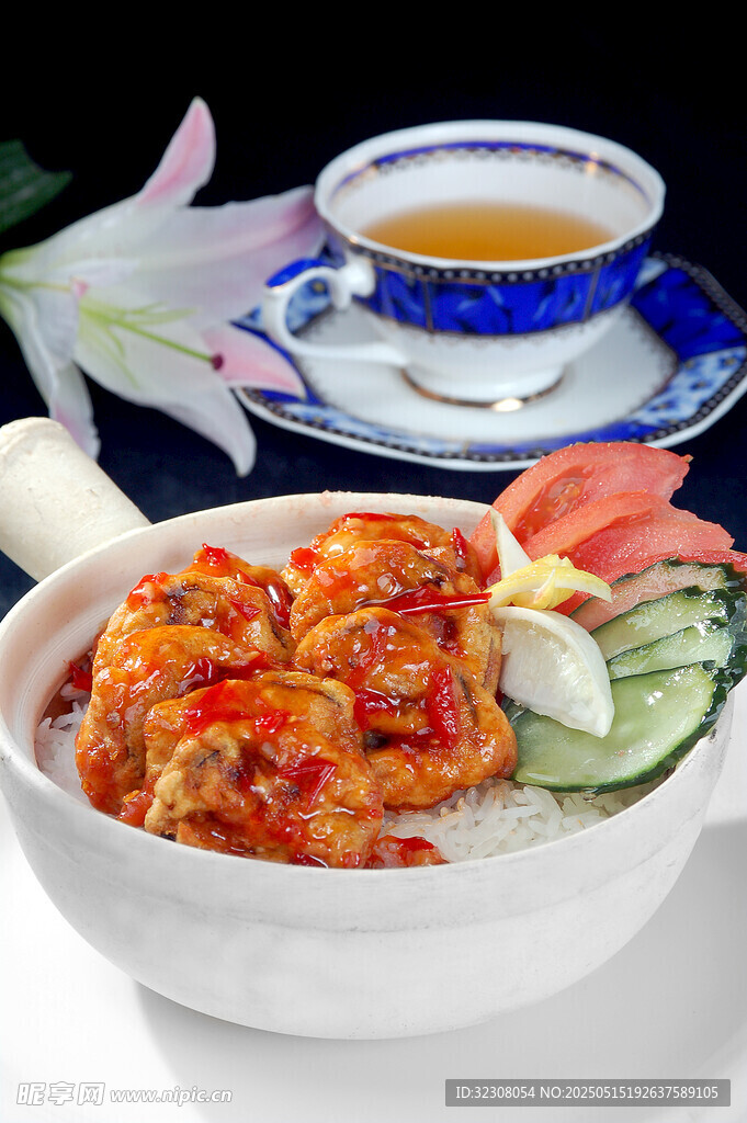 美味日式海鮮蓋飯配茶飲
