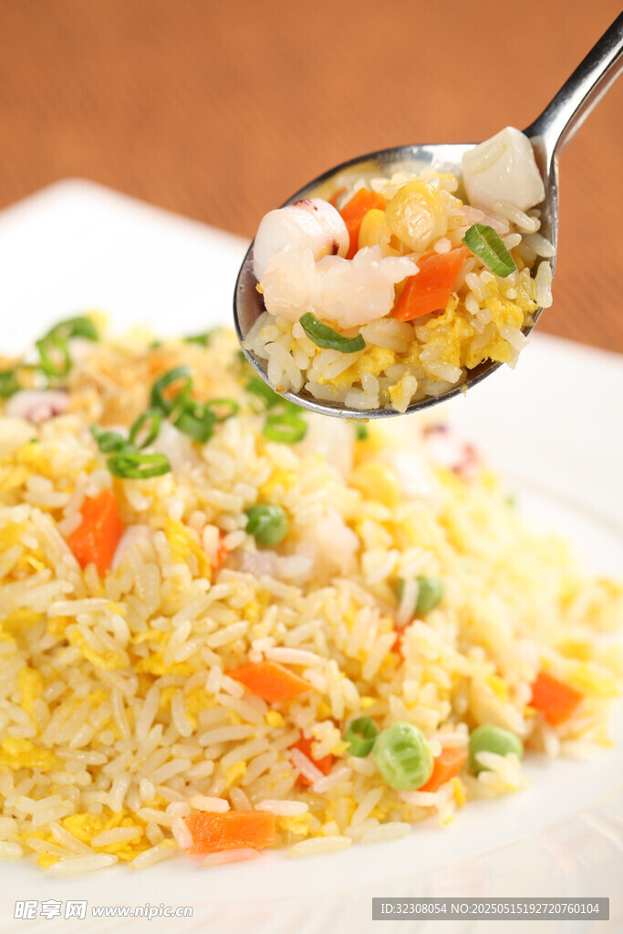 美味蝦仁蛋炒飯一勺盛起