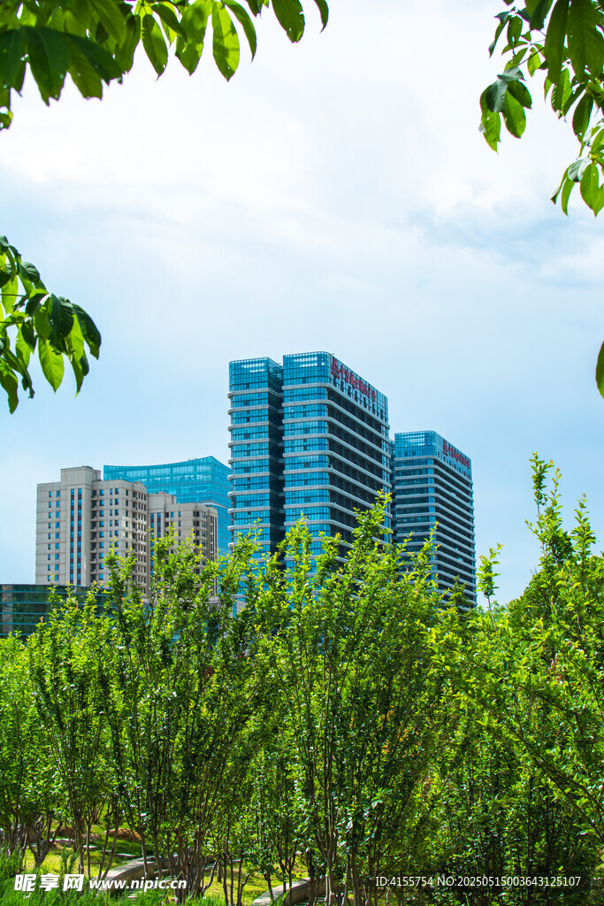城市綠植間的現代建筑景觀