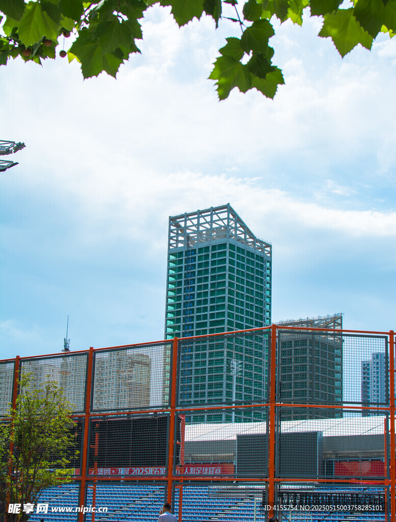 城市中在建的高樓景觀