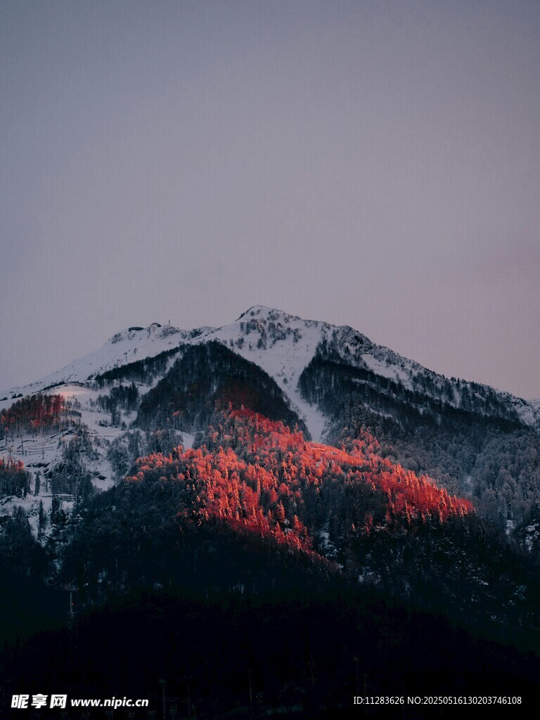 雪山映晚霞美景