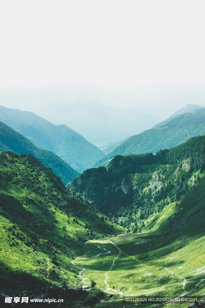 翠綠山巒美景