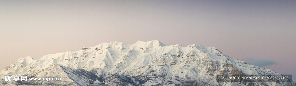 巍峨雪山壯麗景致