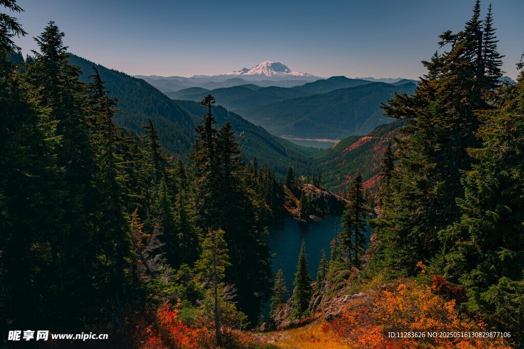 山林間的幽藍湖泊美景