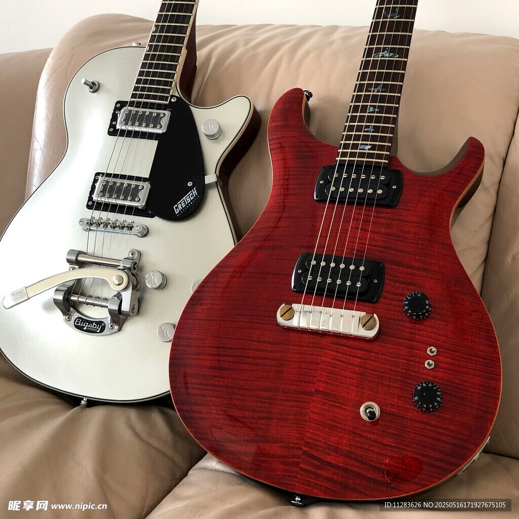 兩把精美電吉他展示