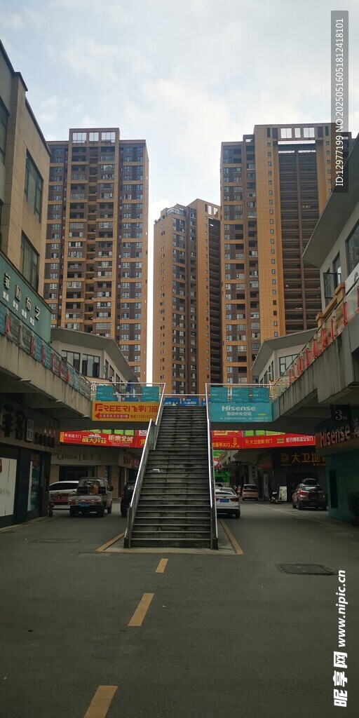 城市街道旁的多彩建筑