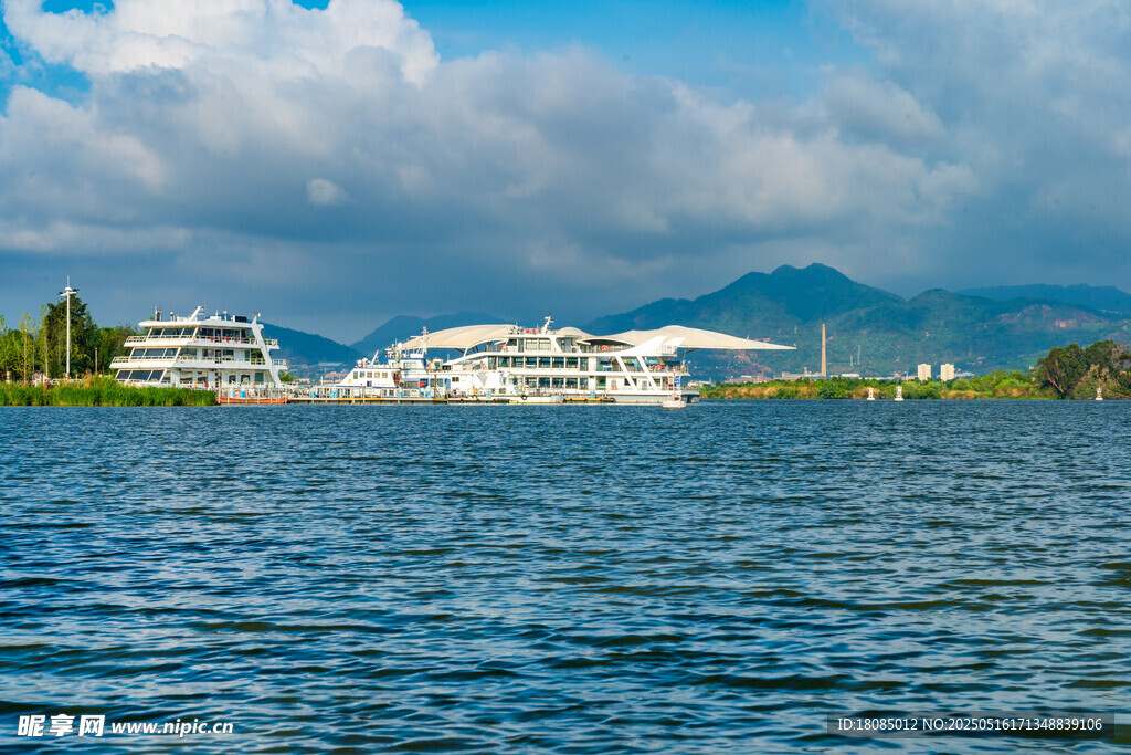 湖畔停泊的豪華游艇景觀