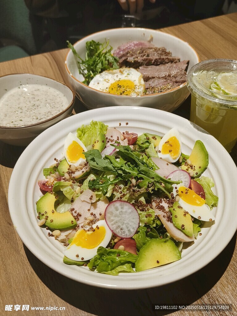美味營養(yǎng)的蔬菜雞肉沙拉