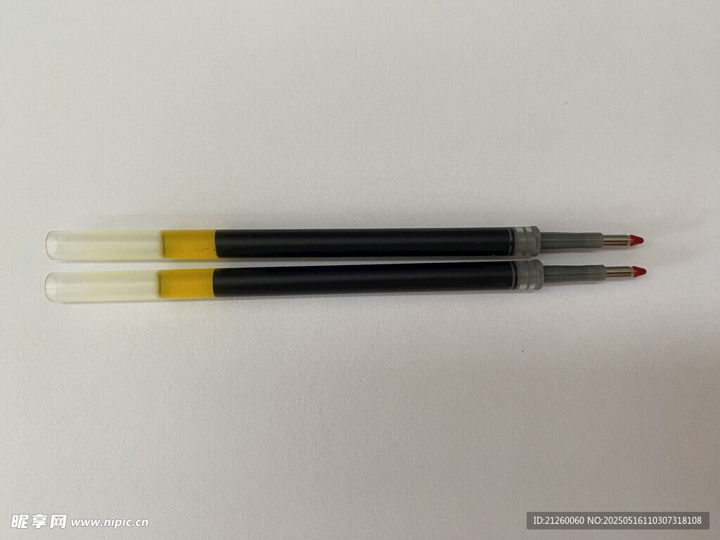 兩支雙色筆尖的筆芯