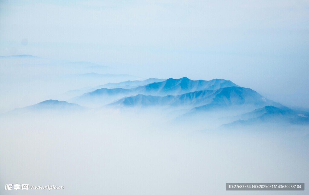 云霧繚繞的遠山美景
