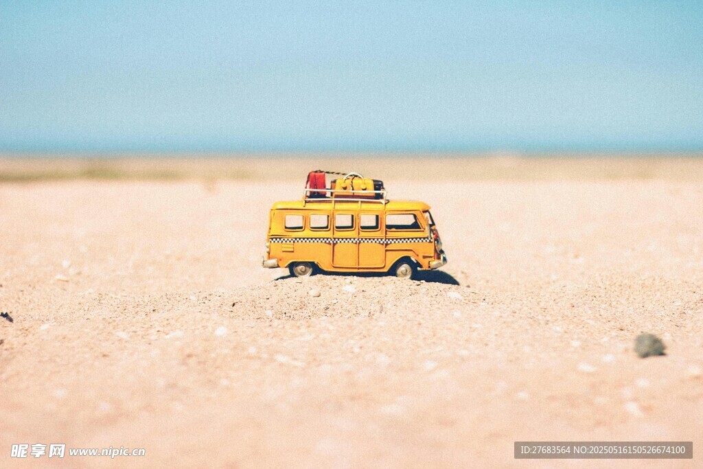 沙漠中的黃色玩具旅行車