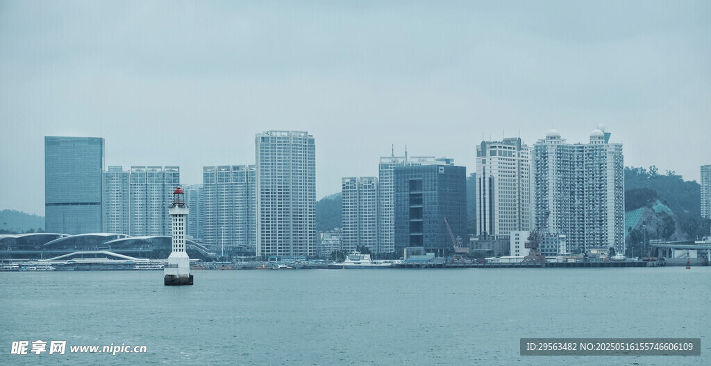 海濱城市高樓與海上船只