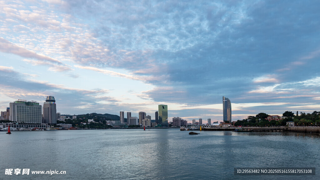 城市河畔美麗天際線