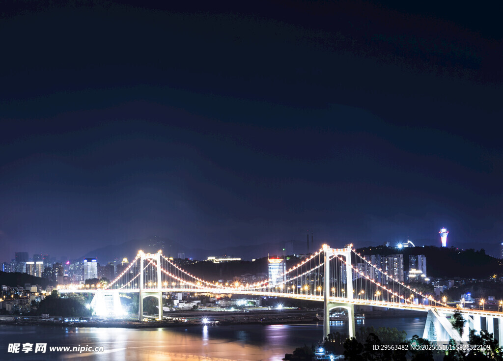城市橋梁璀璨夜景