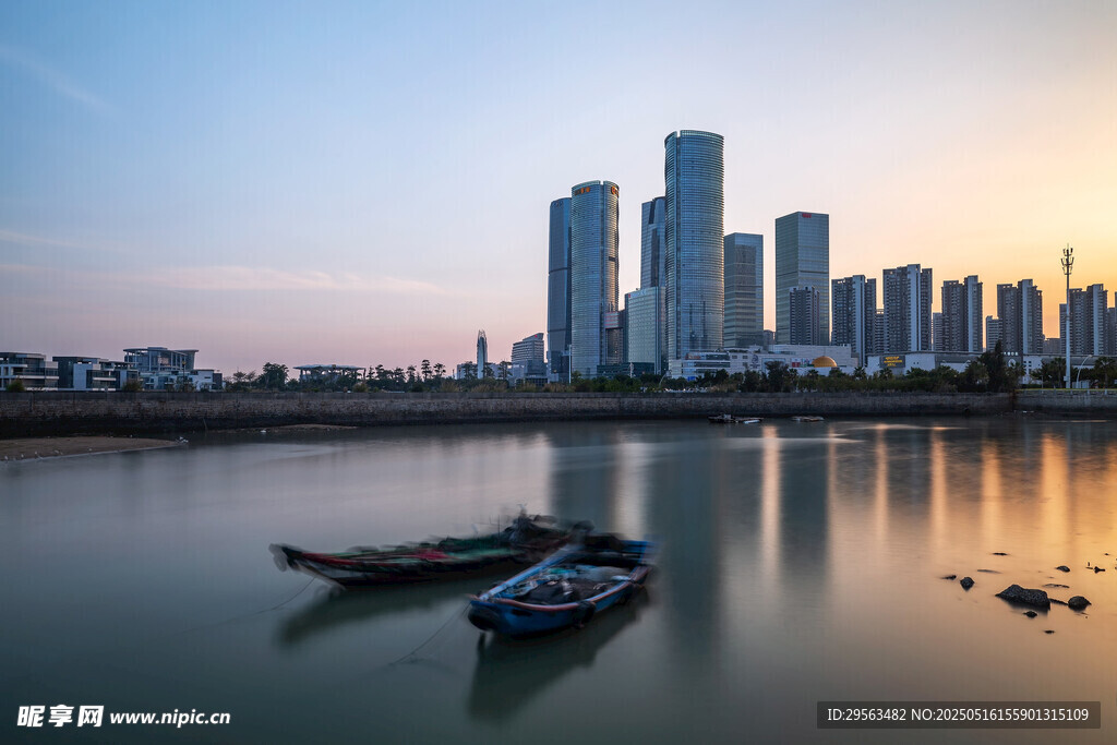 湖畔城市黃昏小船美景