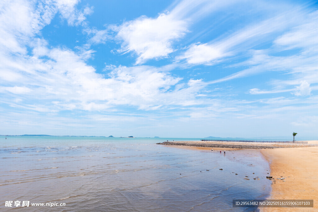 海邊美景 一人漫步沙灘