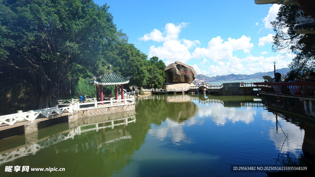 湖畔美景 中式建筑映碧水