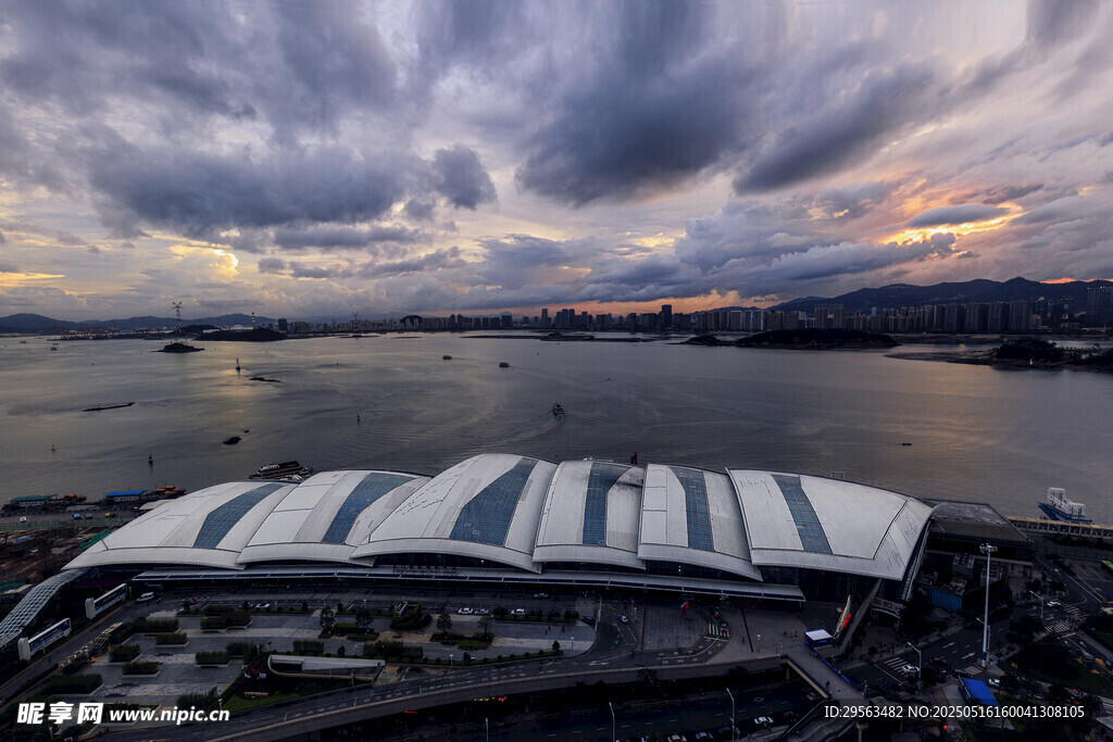 海濱建筑與壯麗天空景觀