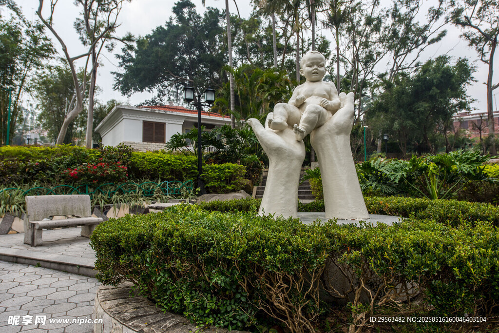 公園中的雙手雕塑景觀