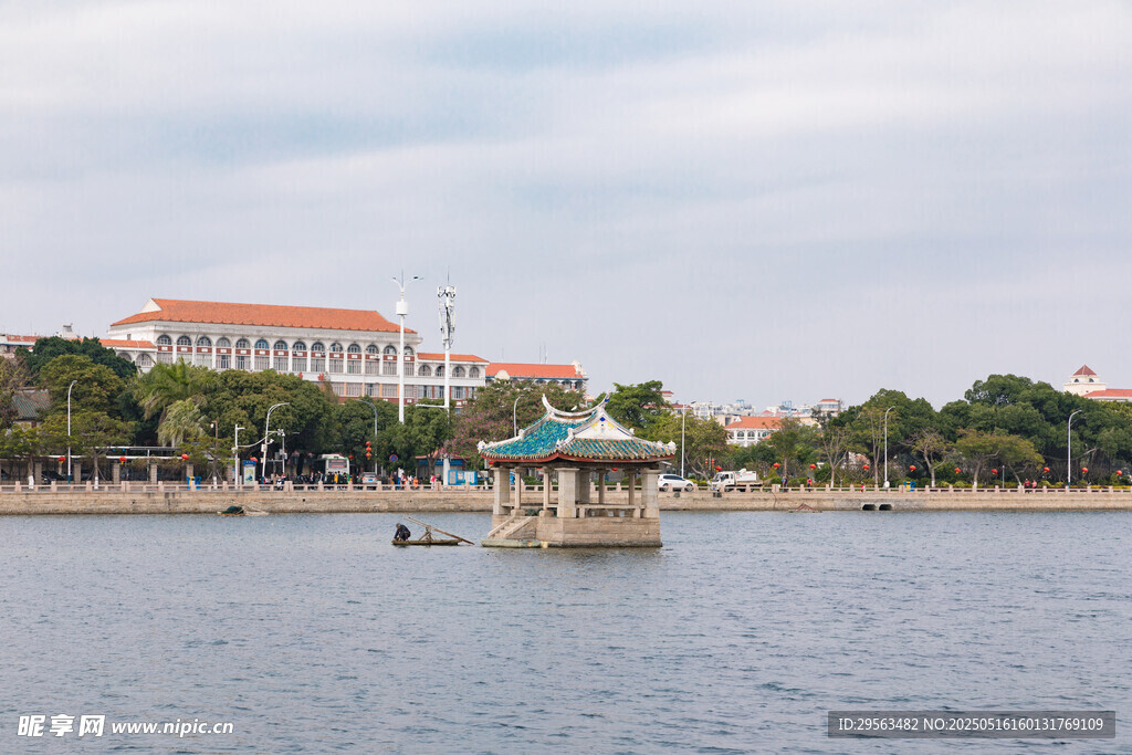 湖畔中式建筑風景如畫