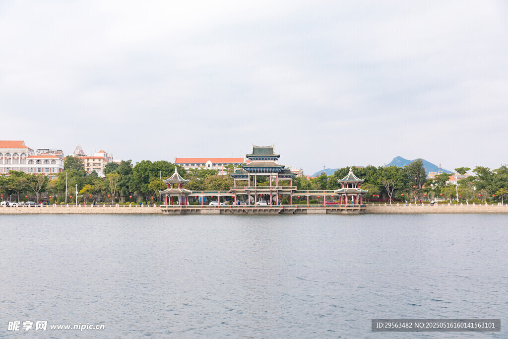 湖畔中式建筑風景如畫