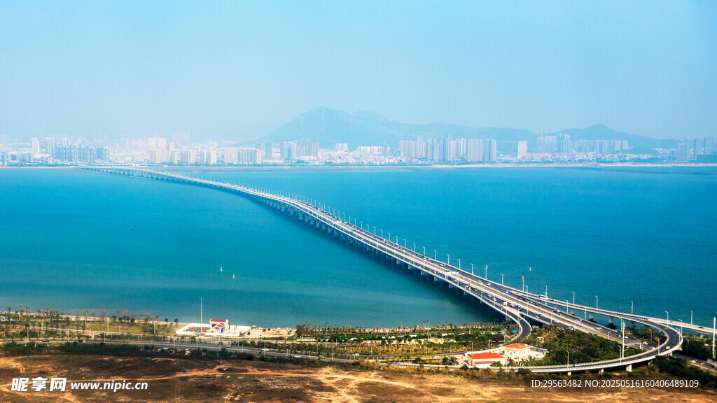 跨海大橋橫跨蔚藍大海