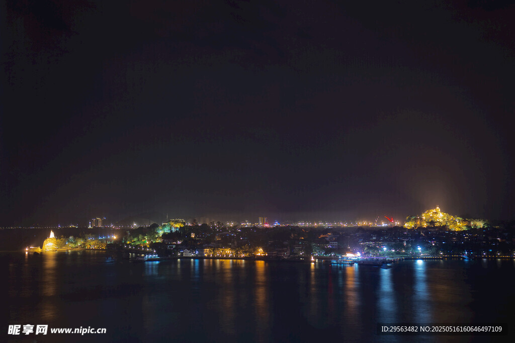 城市夜景下的璀璨橋梁