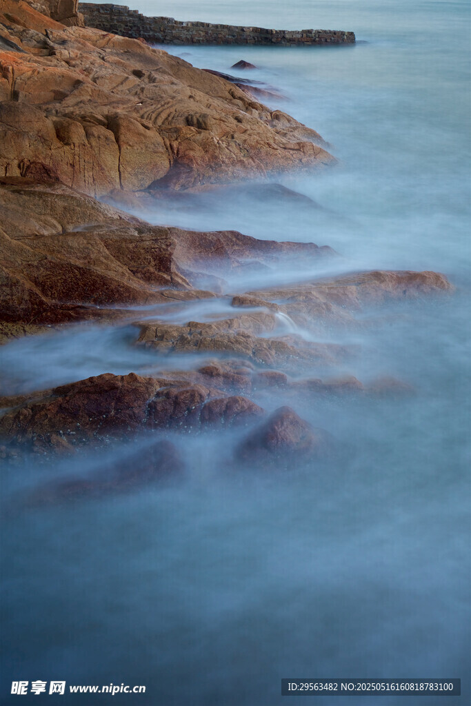 海邊礁石與柔波美景