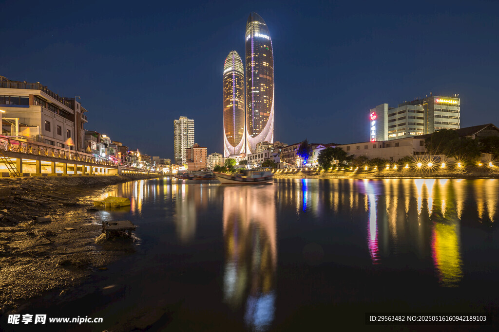 城市夜景河畔璀璨燈光秀