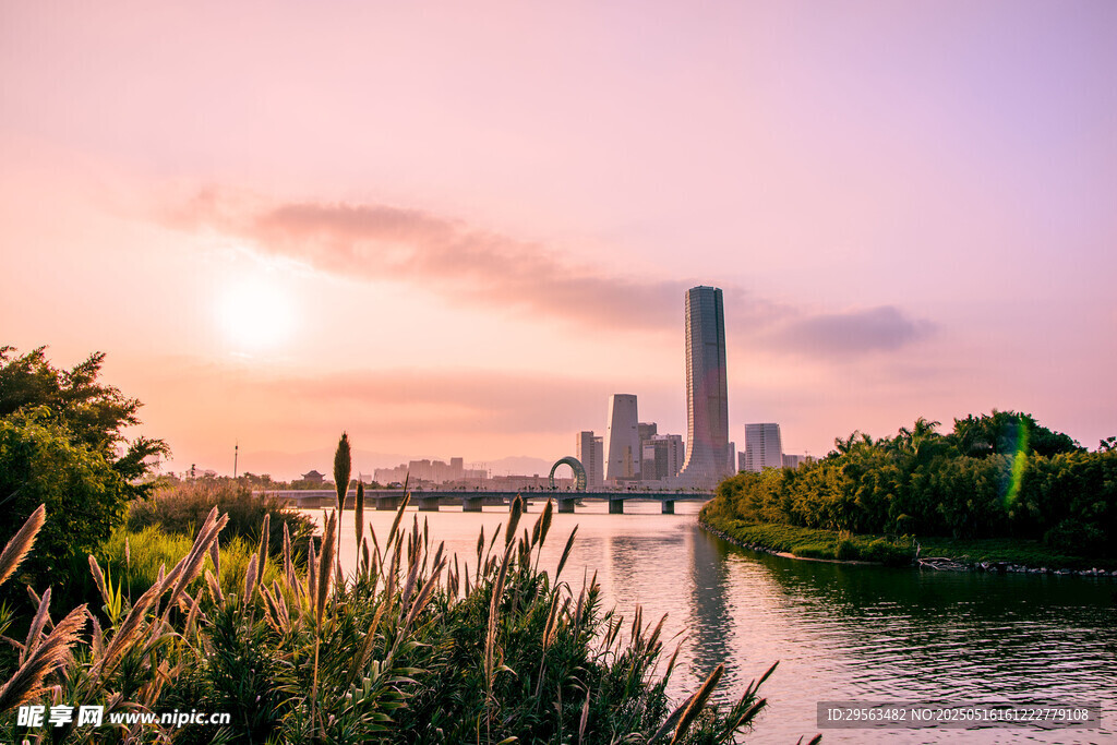 河畔城市日落美景