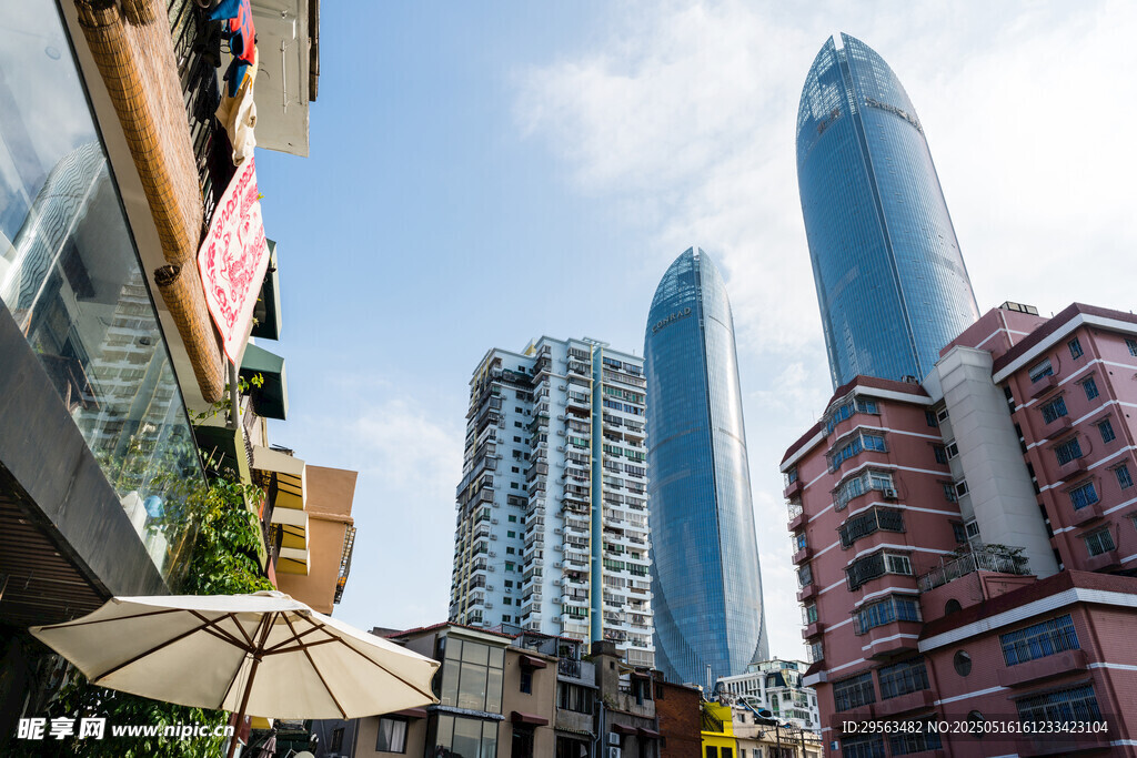 都市街巷與摩天大樓景觀