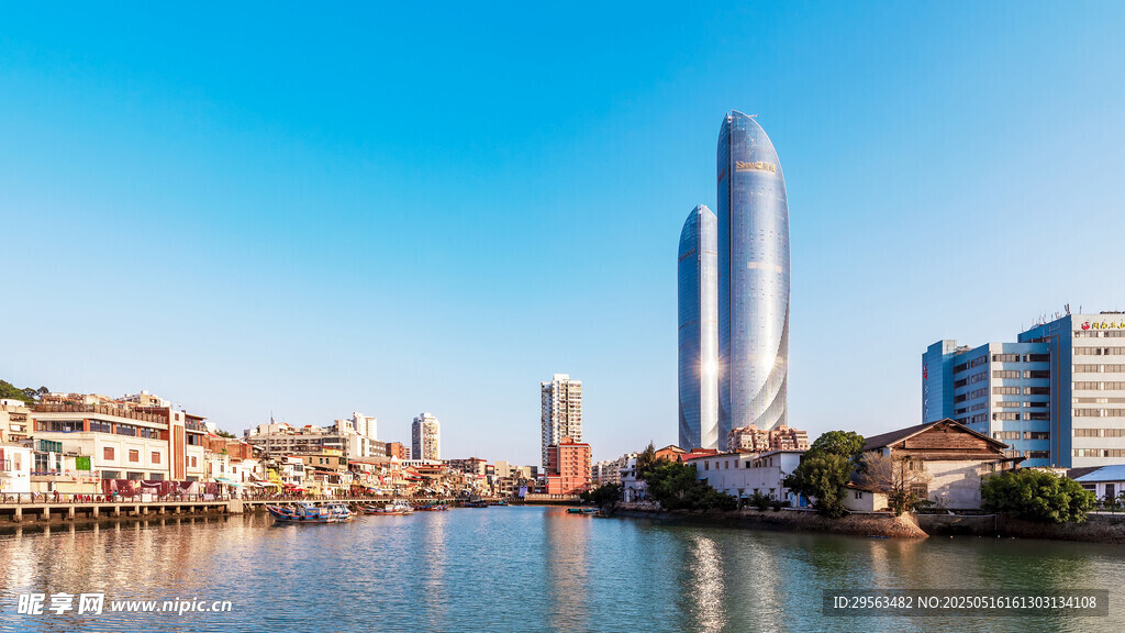 河畔城市高樓美景