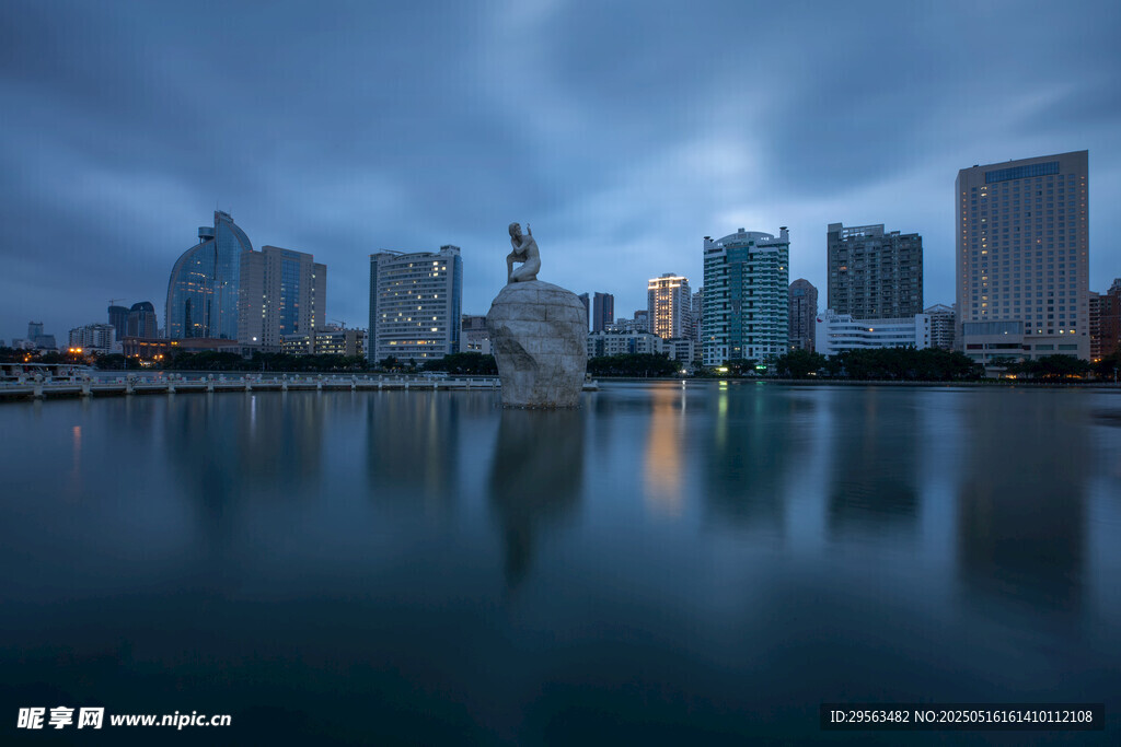 城市湖畔夜景風光