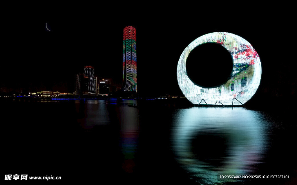 夜晚璀璨發光環形建筑景觀