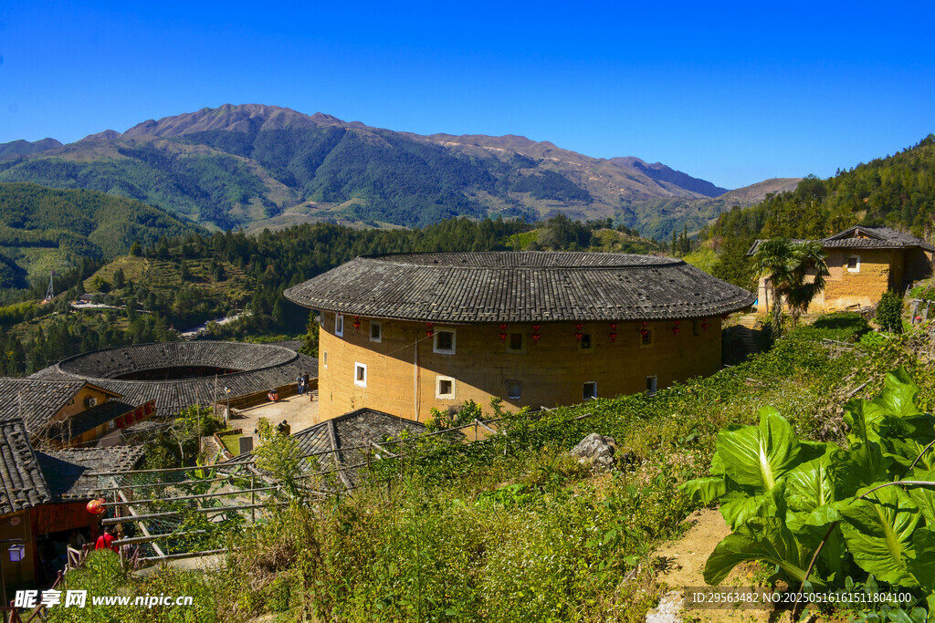 山間古樸村落風景如畫