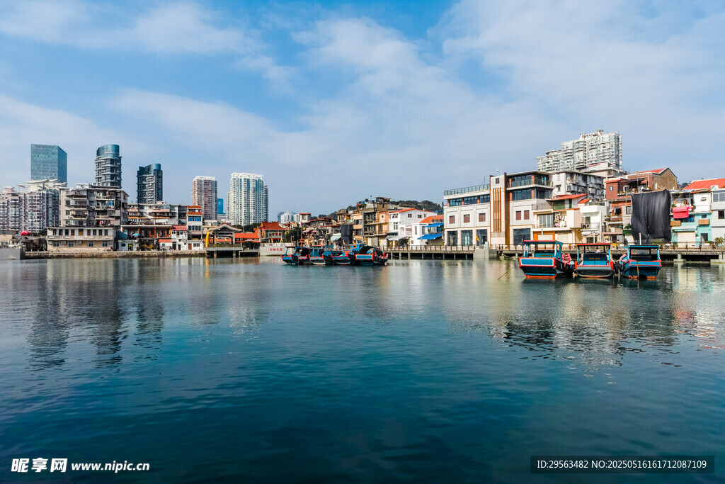 河畔城市風光