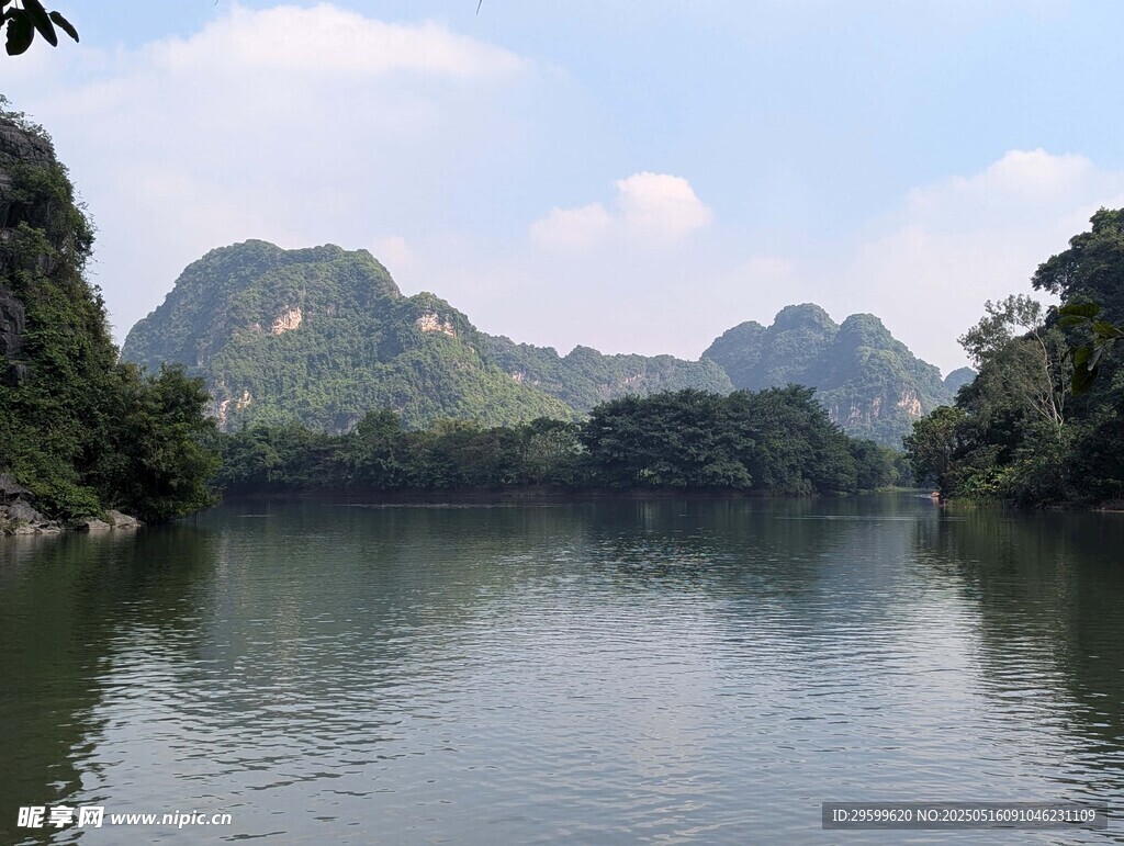 秀麗山水間的寧靜江河