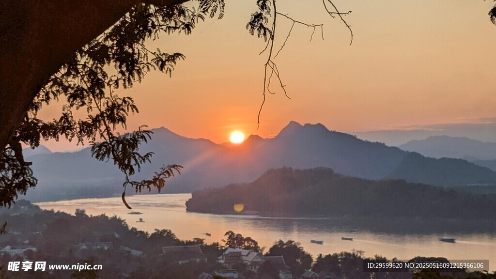 夕陽下的山水美景