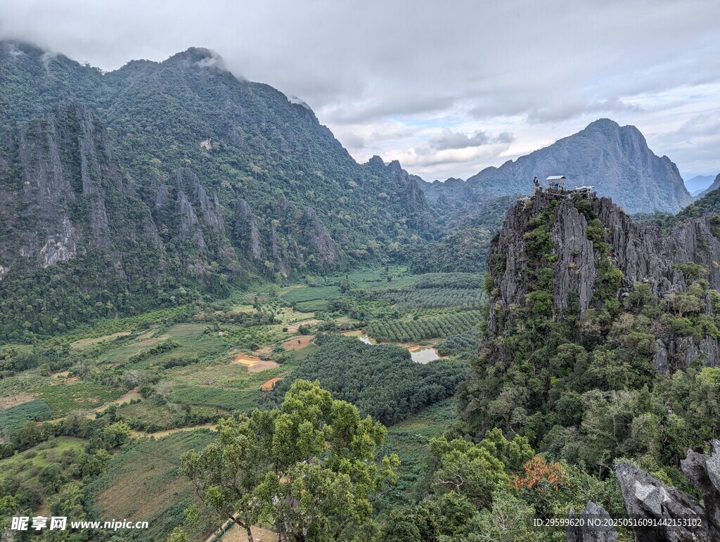 山巒綠野壯麗自然景觀