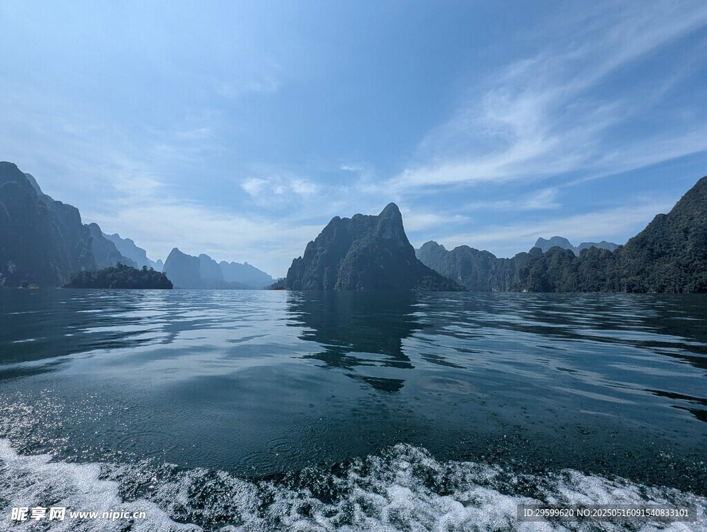 湖光山色中的航行美景