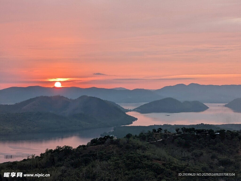 日落山水間美景